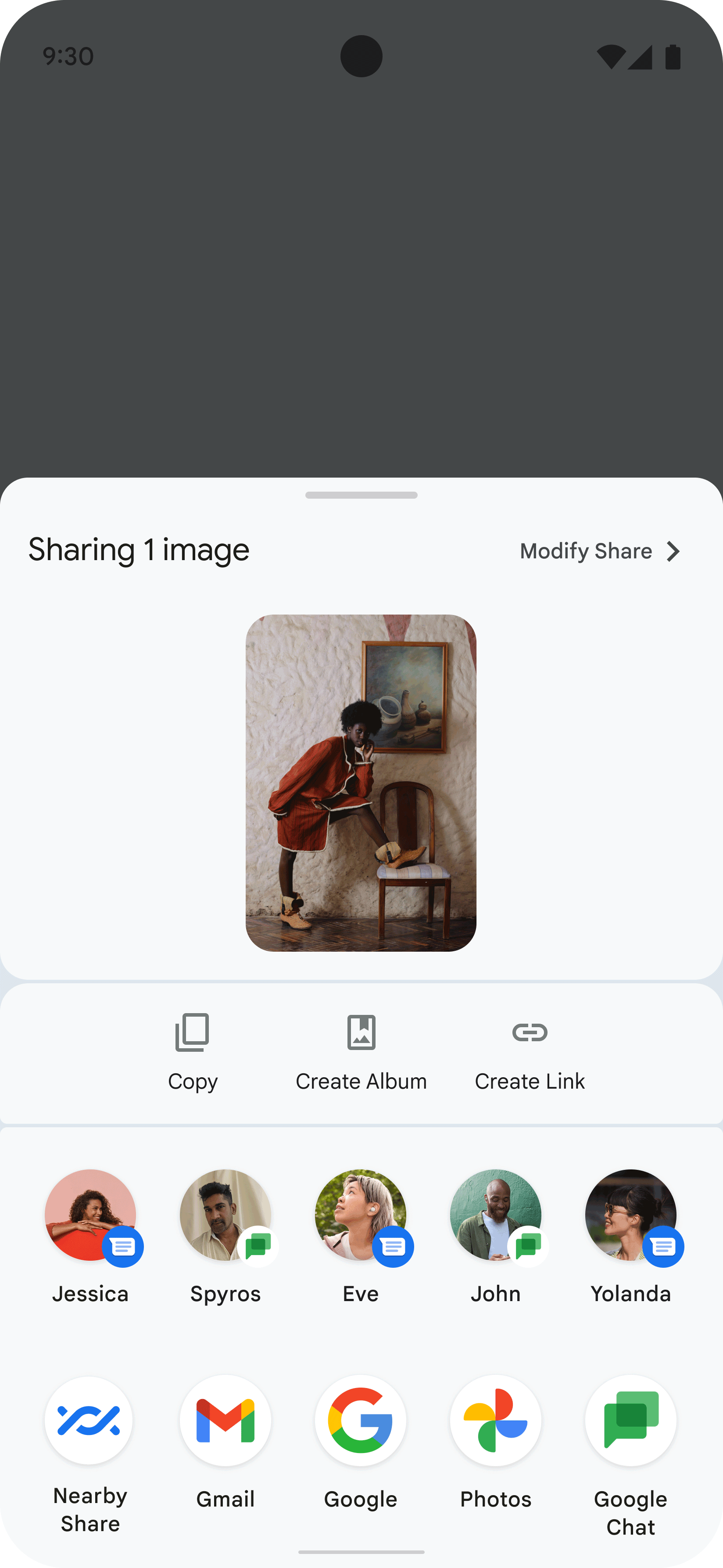 Cette image montre la Sharesheet affichée dans une application lorsque l'utilisateur partage une image d'une personne. La Sharesheet affiche plusieurs icônes représentant les contacts et les applications avec lesquels le partage de l'image est possible.