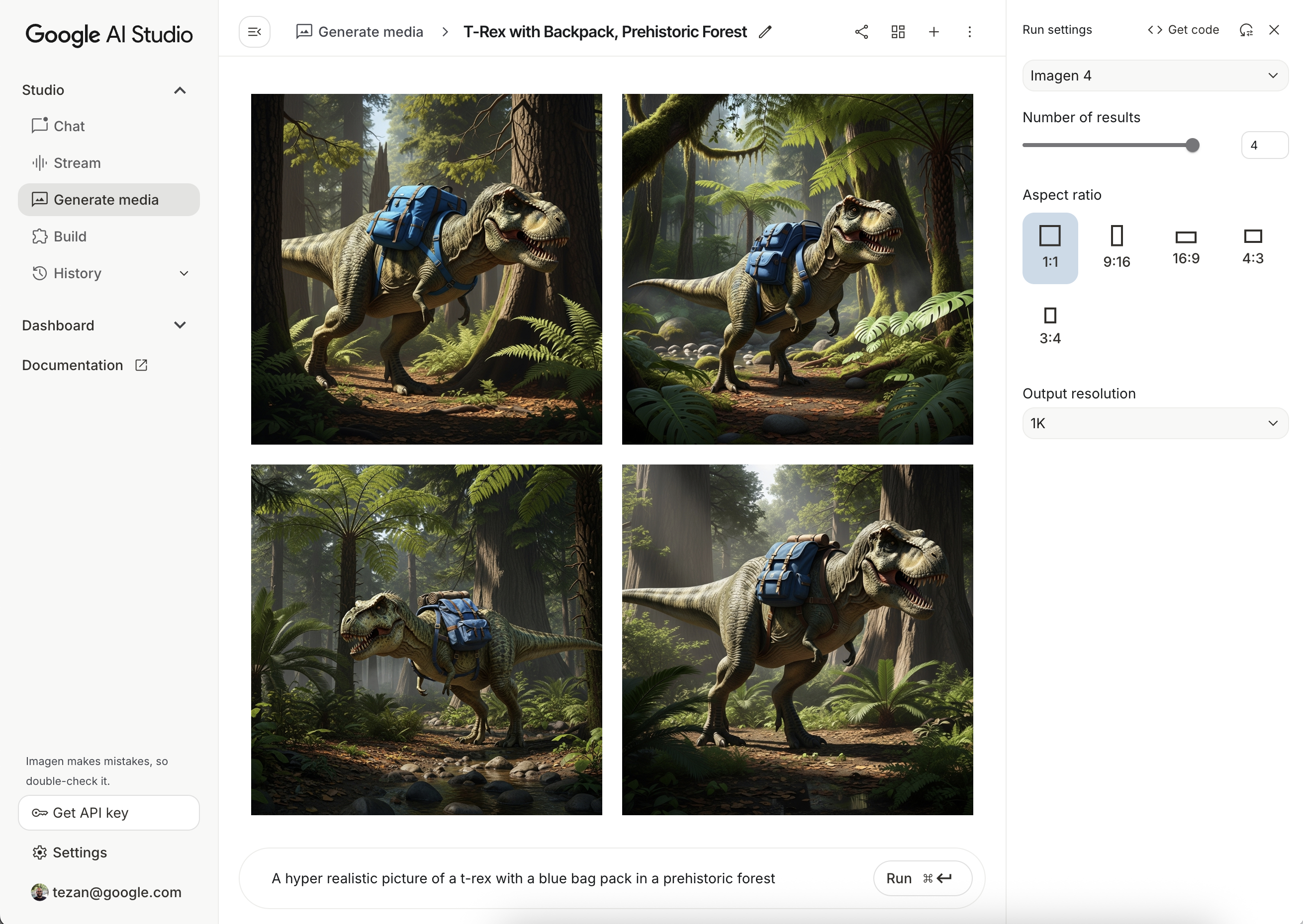 Ein Screenshot der Google AI Studio-Benutzeroberfläche mit vier generierten Bildern eines T-Rex mit einem blauen Rucksack in einem prähistorischen Wald.