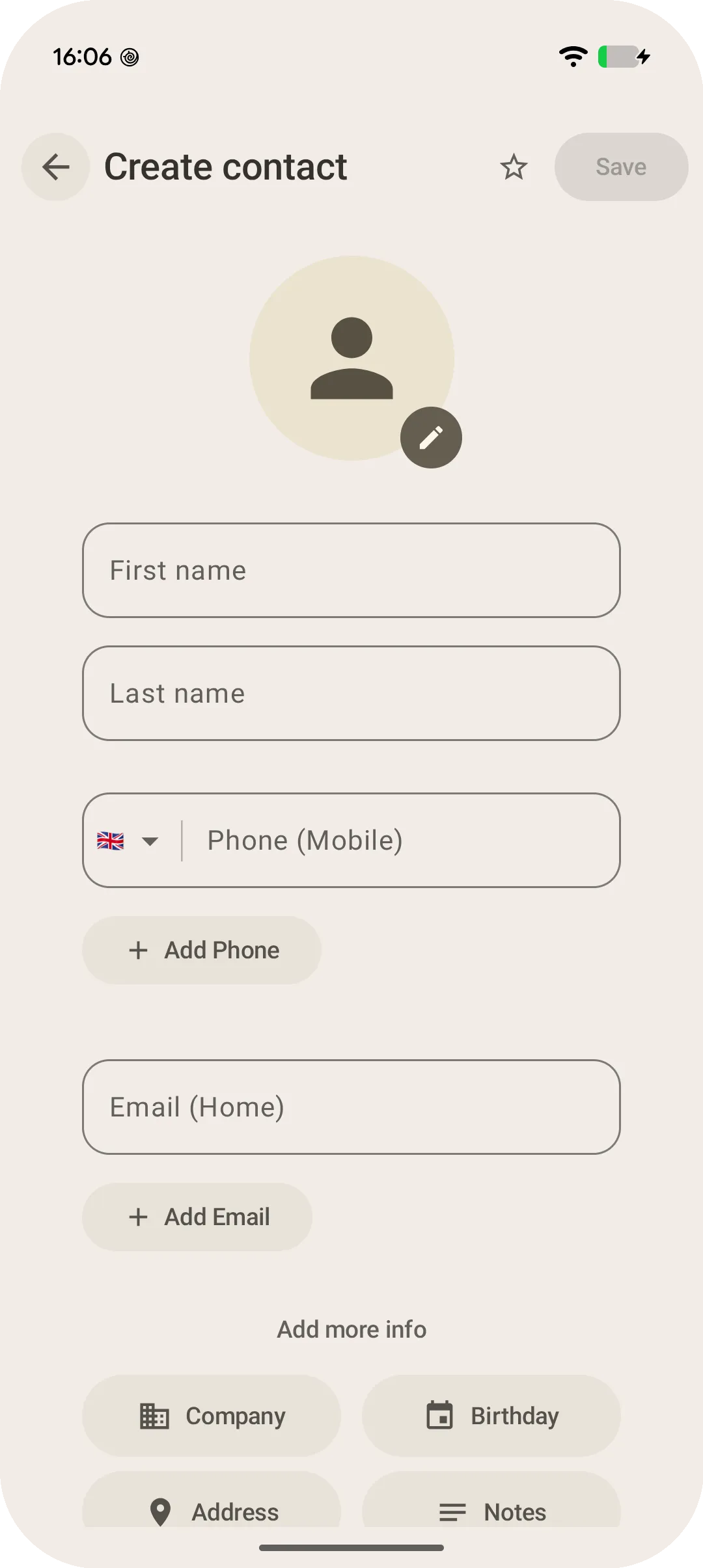スクリーンショット 2 - タイトル: 連絡先の新規作成のフルシート モック: アバター セレクタ、名前、電話番号、メールの各フィールドを含む全画面表示の連絡先エディタを示す、Android ユーザー インターフェースの仮のスクリーンショット。デザインには「UX not Final」というラベルが付いています。