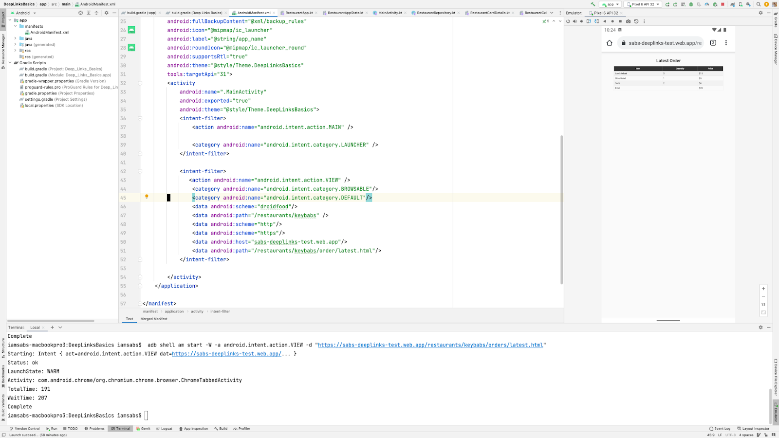 Android 스튜디오 전체 뷰. &#39;Code 뷰&#39; 탭에는 언급된 인텐트 필터를 보여주는 AndroidManifest.xml 파일이 표시되고 &#39;Emulator 뷰&#39; 탭에는 식당 웹 앱을 가리키는, 웹 링크로 열린 웹페이지가 표시되며 &#39;Terminal 뷰&#39; 탭에는 웹 링크의 adb 명령어가 표시됩니다.
