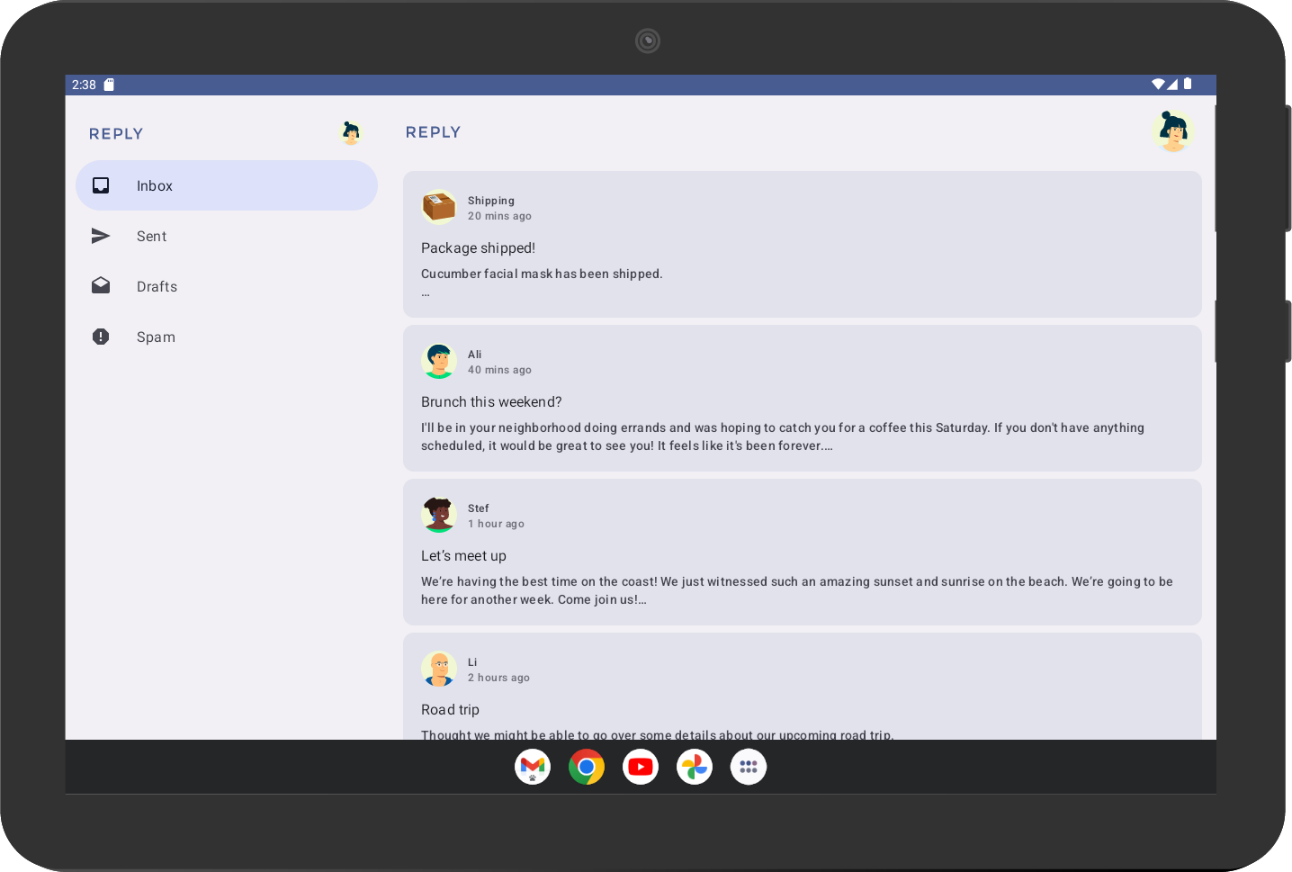 この Codelab の最後の Reply アプリのイラスト。左側にはナビゲーション ドロワーが表示されています。ナビゲーション ドロワーには「Inbox」「Sent」「Drafts」「Spam」の 4 つのタブが表示されています。ナビゲーション ドロワーの右側に、サンプルメールのリストが表示されています。