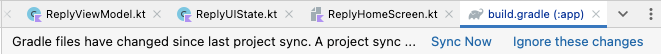 Tombol Sync Now ditampilkan di bawah tab untuk memilih file .kt dan .gradle yang berbeda. Di sebelah kanan tombol Sync Now terdapat tombol lain yang bertuliskan Ignore these changes.