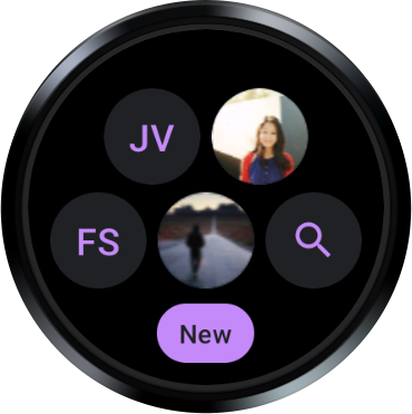 Reloj redondo que muestra 5 botones redondos dispuestos en una pirámide de 2 x 3. El primer y el tercer botón muestran las iniciales en letras de color violeta, el segundo y el cuarto muestran las fotos de perfil, y el último botón es un ícono de búsqueda. Debajo de los botones, hay un pequeño chip violeta que dice "New" en letras negras.
