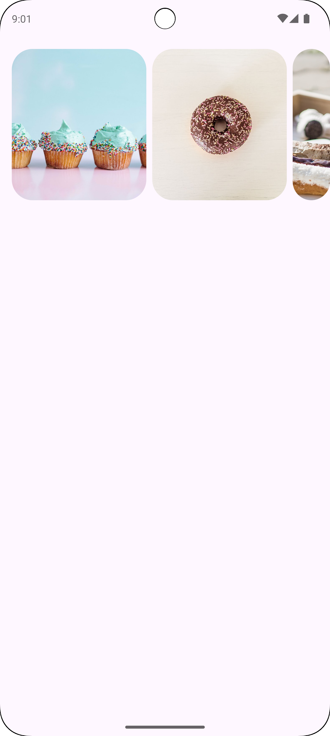 3개의 이미지가 포함된 멀티 탐색 캐러셀입니다. 2개의 이미지는 완전히 표시되고 1개의 이미지는 부분적으로 화면에 표시되지 않습니다.