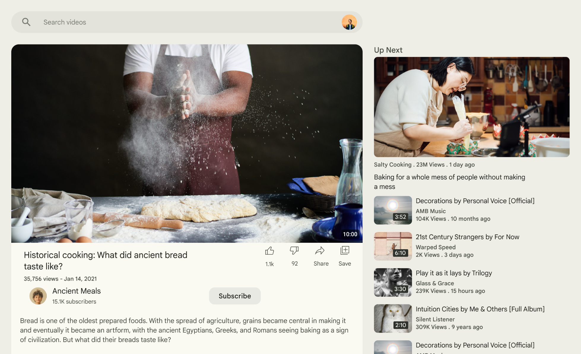 Contenuti principali che occupano la maggior parte del display con contenuti di supporto a lato.