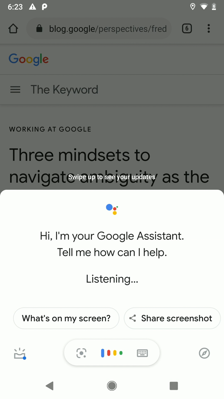 Lorsqu'une requête de lecture lui est envoyée, une application lit le contenu Web à l'écran à l'aide de l'Assistant Google.