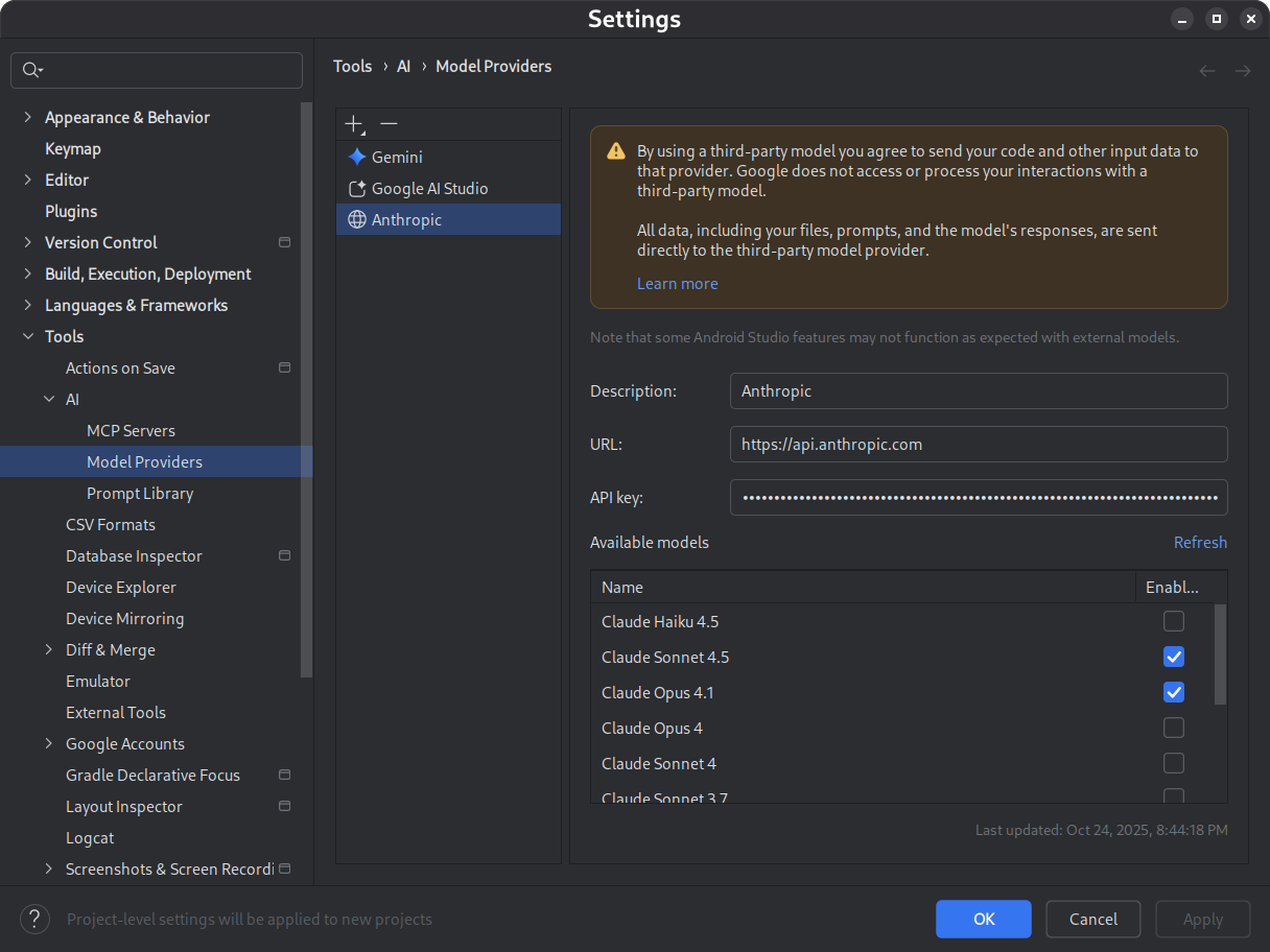 תיבת הדו-שיח &#39;הגדרות&#39; שבה מוצג מידע על ספק מרוחק, כולל
         רשימה של מודלים זמינים.