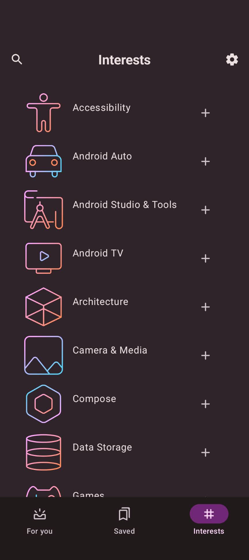 O app "Now in Android", mostrando um feed de artigos com títulos, temas e ícones de favoritos.