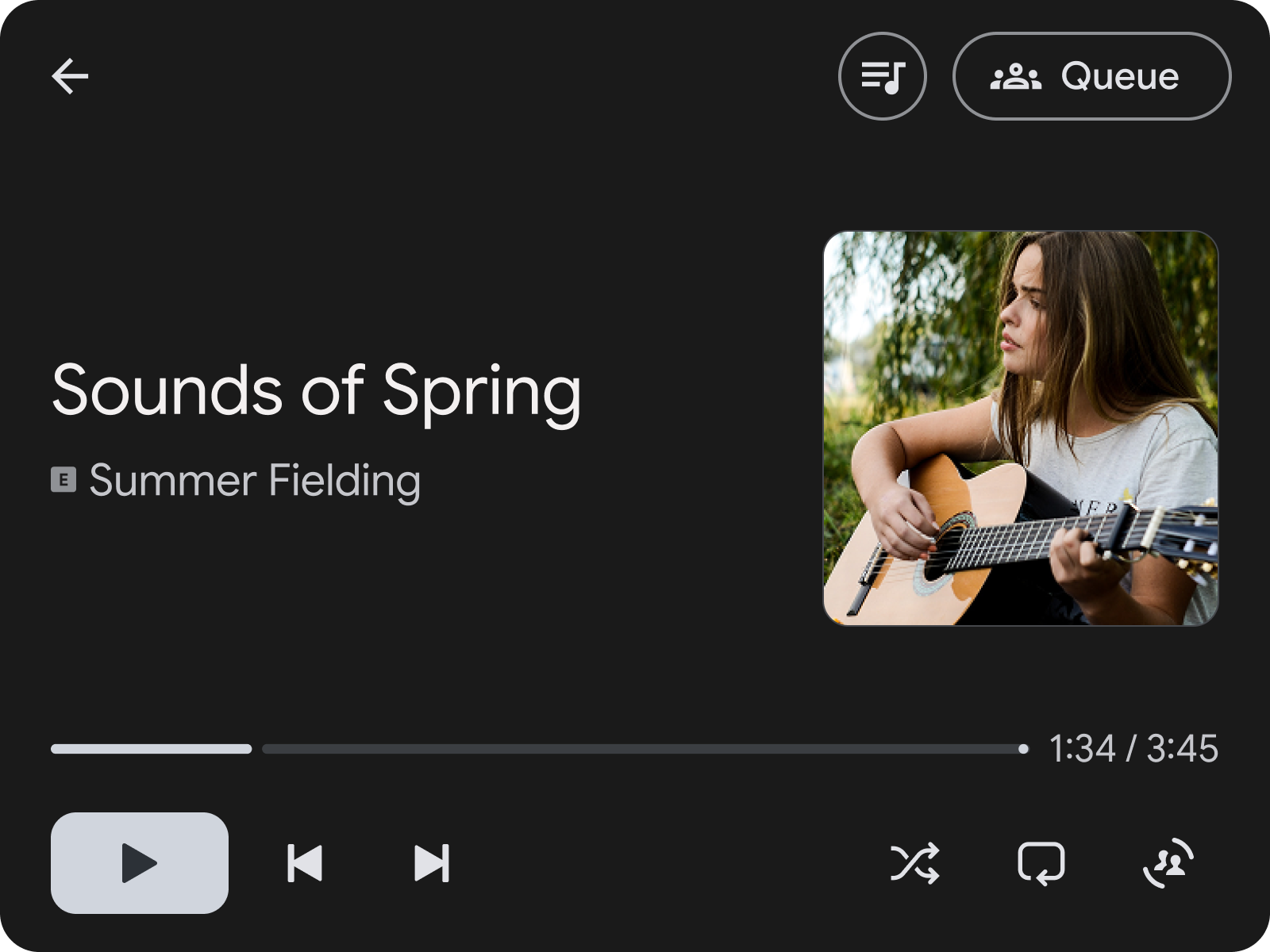 音楽プレーヤーに、サマー フィールディングの「Sounds of Spring」が表示され、ギターを弾く女性の正方形のポートレートが表示されています。