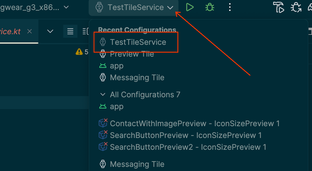 Screenshot yang menampilkan panah merah yang mengarah ke dropdown konfigurasi run, dan opsi konfigurasi &quot;TestTileService&quot; yang digarisbawahi dengan warna merah